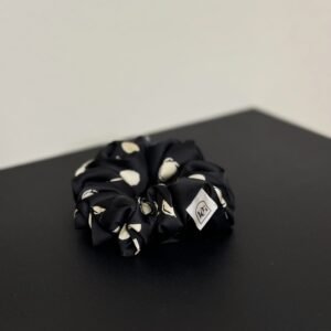 Šilkinė gumelė „Taškuota juoda“