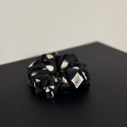 Šilkinė gumelė „Taškuota juoda“