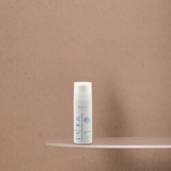 Nenuplaunamas apsauginis ir drėkinamasis kremas 50 ml.